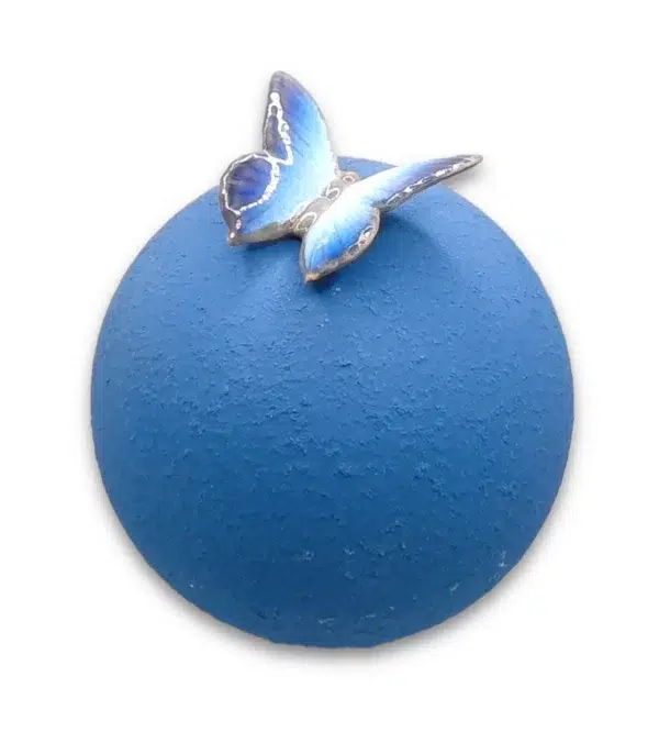 Sphère bleue avec papillon