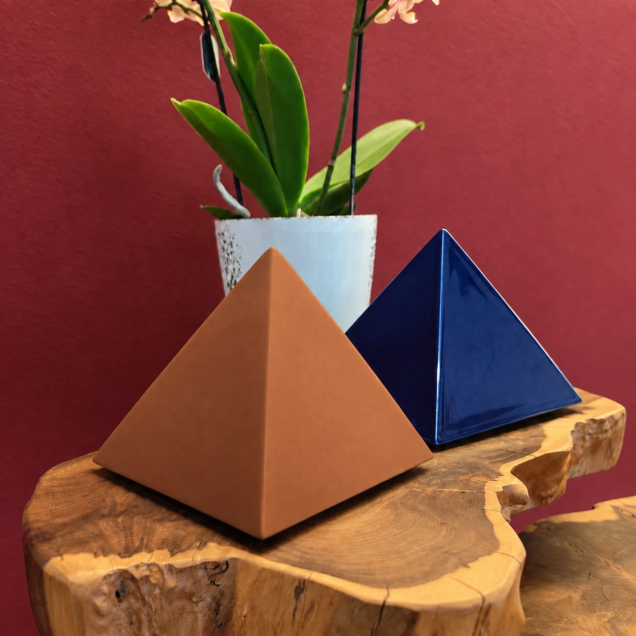 Pyramide, blau 6 Tierurne in Form einer Pyramide