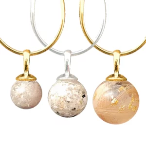 Anhänger mit Asche oder Fell