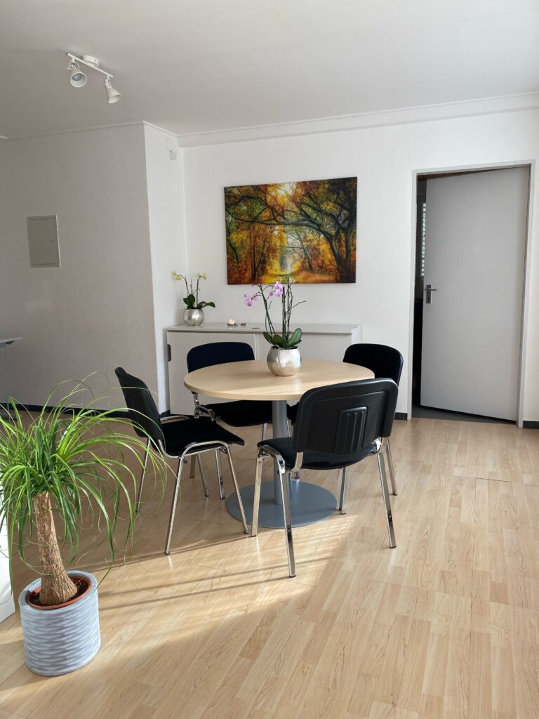 Der Empfangsraum in der Annahmestelle Sissach in Basel