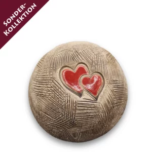 Tierurne in Steinoptik mit orangen Herzchen