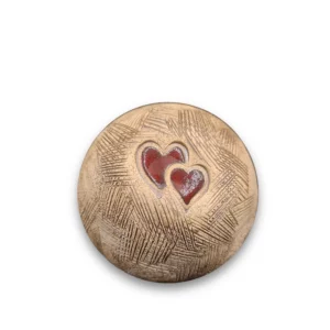 Tierurne in Steinoptik mit roten Herzchen